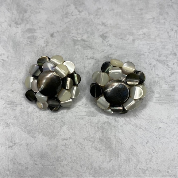 Vintage Japan B&W Pearl Clip On Earrings - Picture 4 of 6